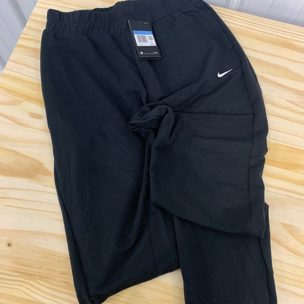 NWT. Women’s loose fit Nike pants